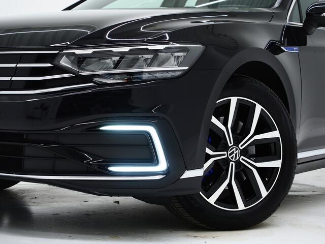 Volkswagen PASSAT Variant 1.4 TSI PHEV GTE | Panoramadak | Trekhaak | Massage | Camera | Adaptive Cruise | Carplay