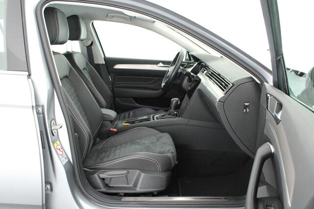 Volkswagen PASSAT Variant 1.5 TSI 150pk DSG Elegance Business + Camera Head-Up Virtual Cockpit Navigatie