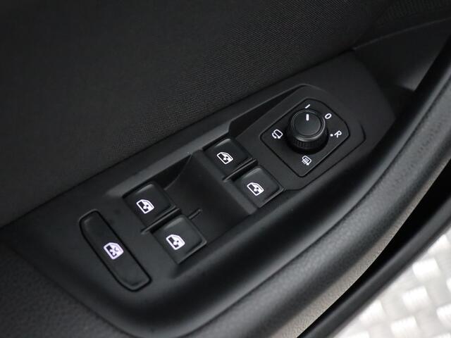 Volkswagen PASSAT 1.4 TSI Comfortline Business (NL-Auto / Pano / Camera / ACC / 19'')