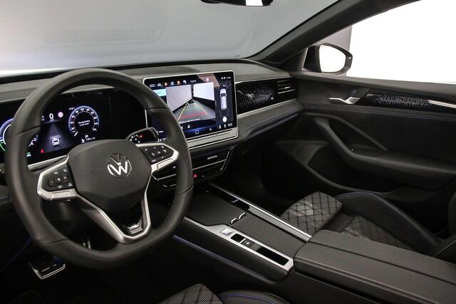 Volkswagen PASSAT Variant R-Line Edition 1.5 TSI eHybrid 272pk DSG Automaat Trekhaak, Panoramadak, LED matrix koplampen, Black Style, Adaptive cruise control