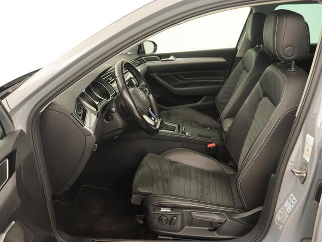 Volkswagen PASSAT 1.4 TSI PHEV GTE | Stoelverwarming | Massage | Leder/Alcantara | Camera | Carplay | Navigatie | Matrix LED | Adaptive cruise | Climate control | 18'' lichtmetalen velgen