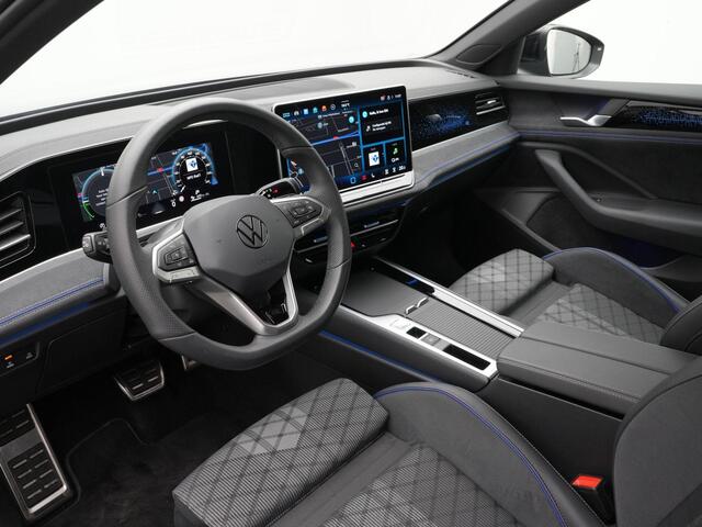 Volkswagen PASSAT Variant 1.5 eHybrid 272 pk DSG R-Line Edition | Trekhaak | IQ Light | Adaptive Cruise | Park Assist | ErgoActive voorstoelen | Black Style Pakket | 19 inch