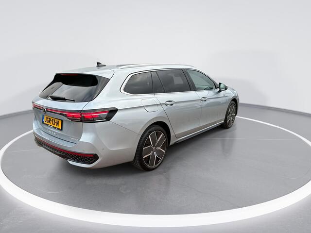 Volkswagen PASSAT Variant 1.5 eHybrid R-Line Edition Panoramadak · Harman & Kardon · Trekhaak · Head-up display