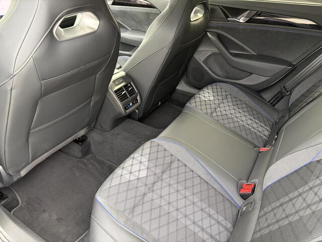 Volkswagen PASSAT Variant 1.5 eHybrid 272 Pk Automaat R-Line Edition | Trekhaak | 360° Camera | Panoramadak | Digitale Cockpit | Sporstoelen | Adaptive Cruise | Head-up | Carplay | 18 Inch | 13.658 Km!!