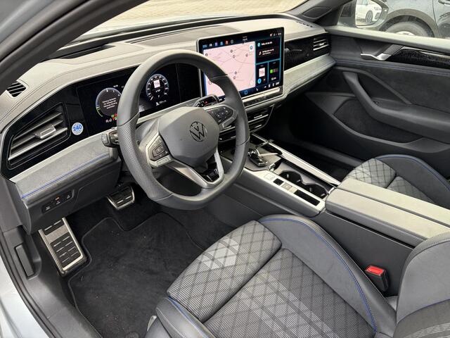 Volkswagen PASSAT Variant 1.5 eHybrid 272 Pk Automaat R-Line Edition | Trekhaak | 360° Camera | Panoramadak | Digitale Cockpit | Sporstoelen | Adaptive Cruise | Head-up | Carplay | 18 Inch | 13.658 Km!!