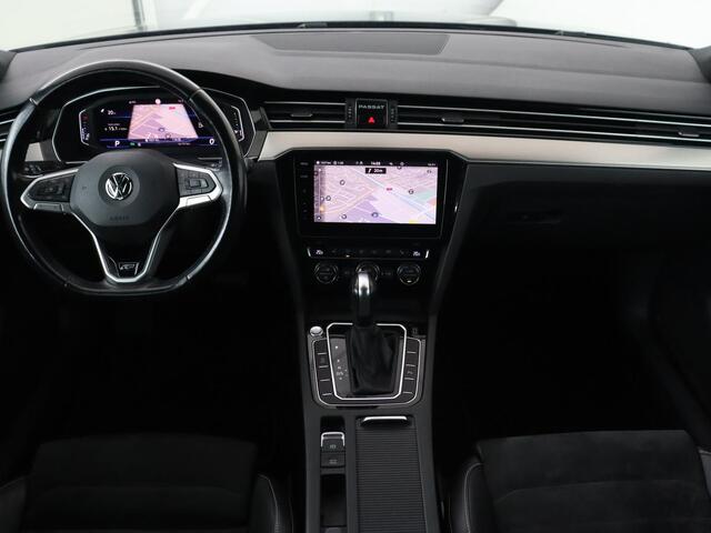 Volkswagen PASSAT 1.5 TSI Elegance Business R | Leder/Alcantara | Stoelverwarming | Trekhaak | Adaptive cruise | Matrix LED | Keyless | Carplay | Navigatie | Virtual Cockpit | Parkeerhulp | R Line