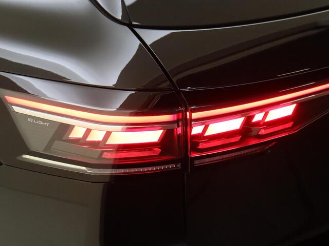 Volkswagen PASSAT Variant 1.5 eHybrid R-Line Edition | Panoramadak | Trekhaak | Head-up display | Parkeerassistent | Black style | Adaptieve demping | Stoelverwarming voor en achter | Dodehoek detectie |