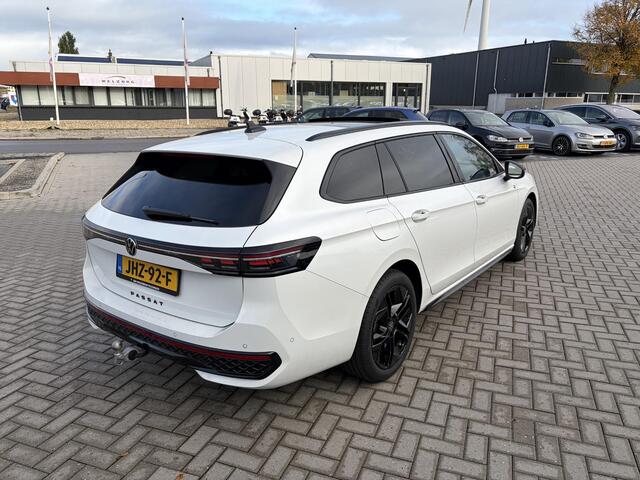 Volkswagen PASSAT Variant 1.5 eHybrid 272 Pk Automaat R-Line Edition | Matrix LED | Panoramadak | Head-Up | Black Style | Trekhaak | 18" | 19.087 Km!!