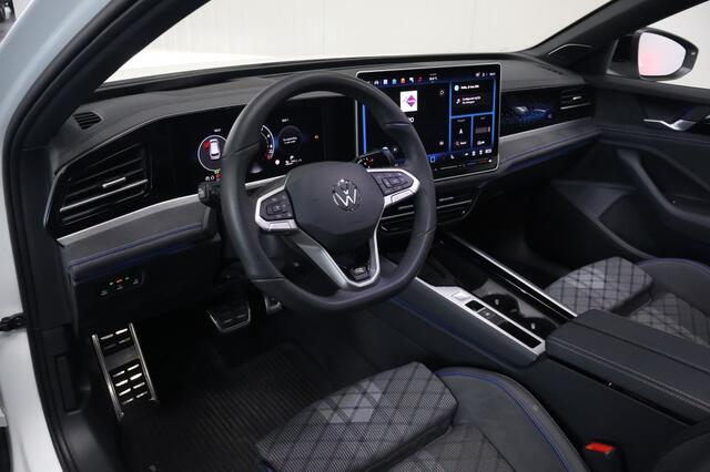 Volkswagen PASSAT 1.5 eHybrid R-Line Edition | Panoramadak | Trekhaak | H&K | ACC