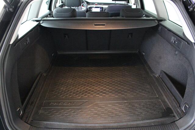 Volkswagen PASSAT Variant 1.5 TSI DSG Navigatie | Camera | Ergocomfort Stoel | Lichtmetalen Velgen
