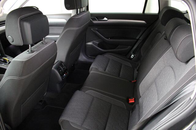 Volkswagen PASSAT Variant 1.5 TSI DSG Navigatie | Camera | Ergocomfort Stoel | Lichtmetalen Velgen