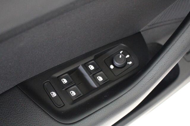 Volkswagen PASSAT Variant 1.5 TSI DSG Navigatie | Camera | Ergocomfort Stoel | Lichtmetalen Velgen