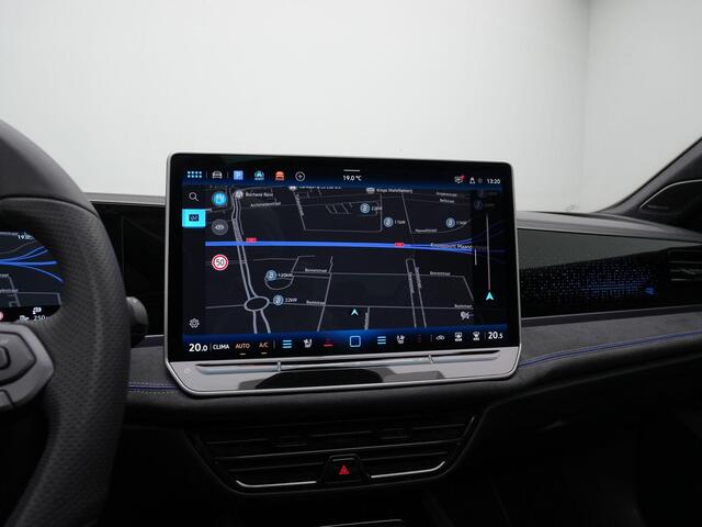 Volkswagen PASSAT Variant 1.5 eHybrid 272 pk DSG R-Line Edition | Panoramadak | Trekhaak | Leder | Geheugen-/massagestoelen | Adaptief onderstel | Harman/Kardon | Head-up display | Rondomzicht camera