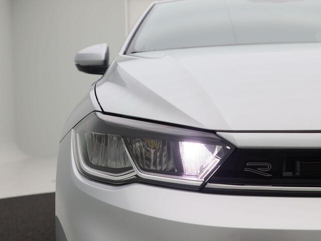 Volkswagen POLO 1.0 TSi 110 Pk Automaat R-Line Business | LED | 16 Inch | Privacy Glass | Parkeersensoren V+A | Camera | CarPlay | 13.716 Km!!