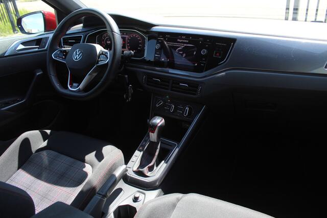 Volkswagen POLO 2.0 TSI GTI Navigatie/Virtual cockpit/Parkeersensoren rondom/Cruise control/Airco/Apple carplay/Stoelverwarming/Multifunctioneel stuurwiel/17'' Lichtmetalen velgen.