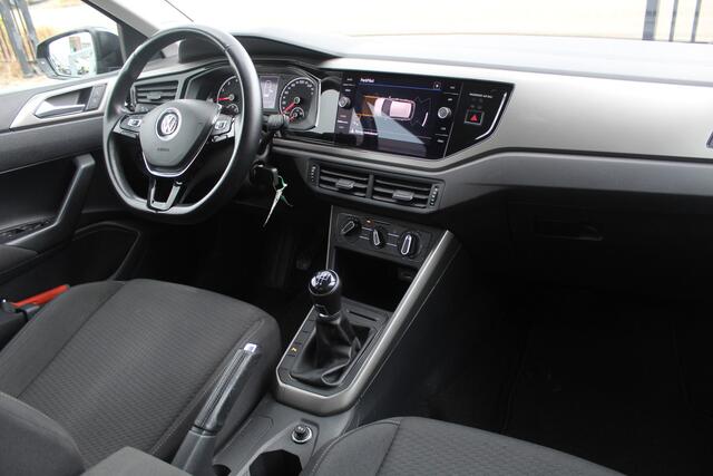 Volkswagen POLO 1.0 TSI Comfortline Navigatie/Adaptive cruise control/Parkeersensoren rondom/Apple carplay/Airco/Orig. NL/NAP/17'' Lichtmetalen velgen.