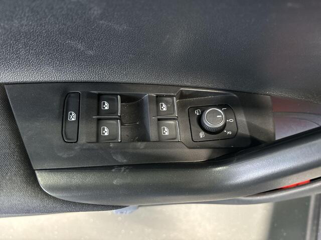 Volkswagen POLO 1.0 TSI 95pk DSG R-Line Camera · Apple/Andorid Car Play · P-Sensoren · DAB · Getint Glas · 16'' Inch · Garantie t/m 24-11-2028 of 100.000km