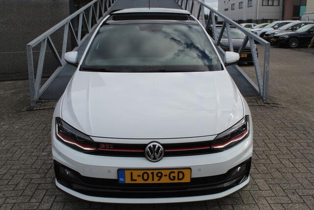 Volkswagen POLO 2.0 TSI GTI Panoramadak/Navigatie/Virtual cockpit/Adaptive cruise control/Climat control/Stoelverwarming/Apple carplay/Parkeersensoren rondom/Draadloze telefoonlader/18'' Lichtmetalen velgen.