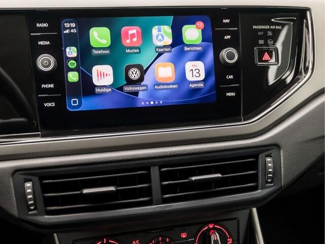 Volkswagen POLO 1.0 TSI Sportline (APPLE CARPLAY, GROOT NAVI, LM VELGEN, GETINT GLAS, SPORTSTOELEN, ADAPTIVE CRUISE, ARMSTEUN, NIEUWSTAAT)