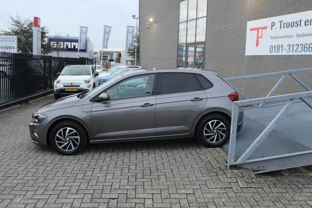 Volkswagen POLO 1.0 TSI Highline Parkeersensoren v+a/Cruise control/Climate control/Stoel en spiegel verwarming/Navi by app/Licht metalen velgen/Privacy glass