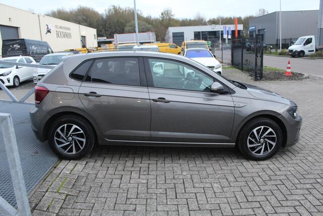 Volkswagen POLO 1.0 TSI Highline Parkeersensoren v+a/Cruise control/Climate control/Stoel en spiegel verwarming/Navi by app/Licht metalen velgen/Privacy glass