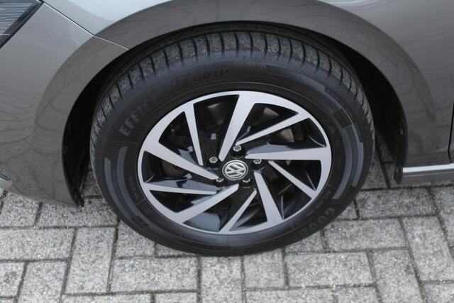 Volkswagen POLO 1.0 TSI Highline Parkeersensoren v+a/Cruise control/Climate control/Stoel en spiegel verwarming/Navi by app/Licht metalen velgen/Privacy glass