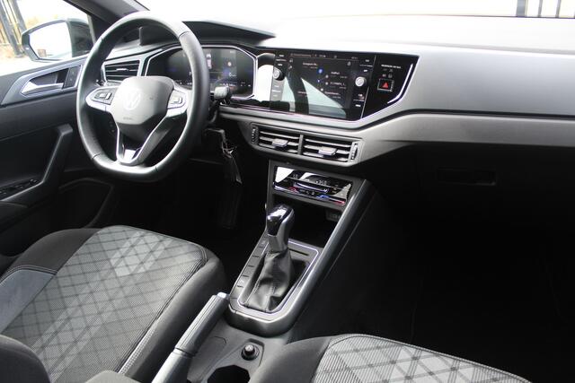 Volkswagen POLO 1.0 TSI 2x R-Line Automaat IQLight/Stoelverwarming/Navigatie/Virtual cockpit/Adaptive cruise control/Achteruitrijcamera/Parkeersensoren rondom/Apple carplay/LED grill/Climate control/Draadloze telefoonlader/DAB/16''Lichtmetalen velgen.