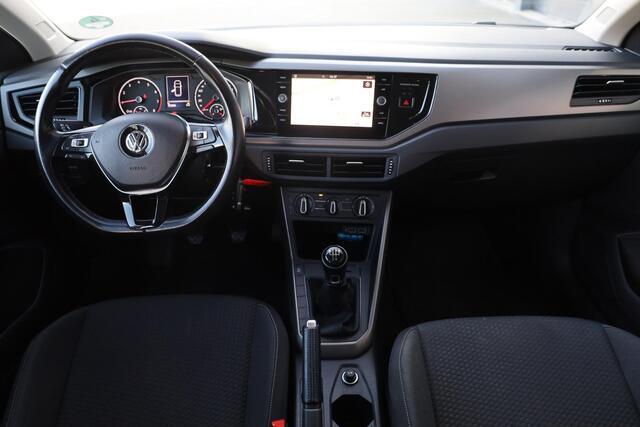 Volkswagen POLO 1.0 MPI Comfortline afneembare trekhaak, navigatie, 17" LMV Pamplona antraciet, door ons geleverd en dealer onderhouden, Executive pakket, Airco, lederen multifunctioneel stuurwiel, parkeersensoren
