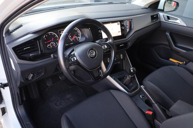 Volkswagen POLO 1.0 MPI Comfortline afneembare trekhaak, navigatie, 17" LMV Pamplona antraciet, door ons geleverd en dealer onderhouden, Executive pakket, Airco, lederen multifunctioneel stuurwiel, parkeersensoren