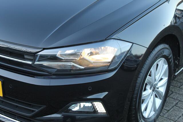 Volkswagen POLO 1.0 TSI Highline Climate control/Stoelverwarming/Navigatie/Apple car play/Verwarmbare buitenspiegels/Parkeerassistent/Privacy glass/Cruise control