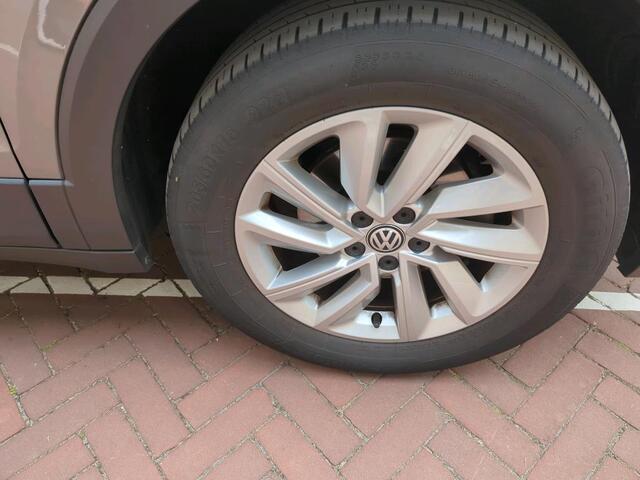 Volkswagen T-Cross 1.0 TSI 95pk Life / Navigatie / Parkeersensoren Voor + Achter / Achteruitrijcamera / Airco / 16''LMV