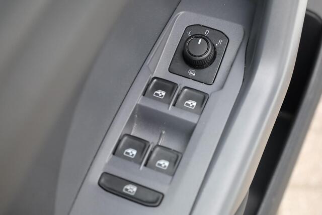 Volkswagen T-Cross 1.0 TSI Life parkeersensoren voor en achter, side assist dodehoek sensor, navigatie, 16" LMV, lederen multifunctioneel stuurwiel, 6 speakers, lane assist, light assist, speed limiter, cruise control, bluetooth carkit