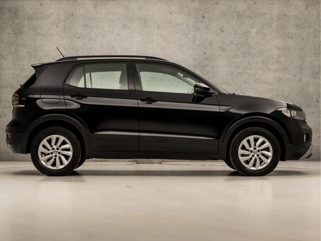 Volkswagen T-Cross 1.0 TSI Sport Automaat (APPLE CARPLAY, GROOT NAVI, GETINT GLAS, PARKEERSENSOREN, SPORTSTOELEN, LM VELGEN, ADAPTIVE CRUISE, NIEUWE APK, NIEUWSTAAT)