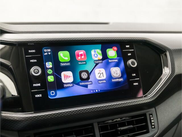 Volkswagen T-Cross 1.0 TSI Sport Automaat (APPLE CARPLAY, GROOT NAVI, GETINT GLAS, PARKEERSENSOREN, SPORTSTOELEN, LM VELGEN, ADAPTIVE CRUISE, NIEUWE APK, NIEUWSTAAT)