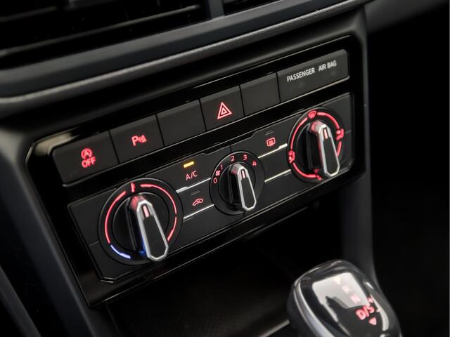 Volkswagen T-Cross 1.0 TSI Sport Automaat (APPLE CARPLAY, GROOT NAVI, GETINT GLAS, PARKEERSENSOREN, SPORTSTOELEN, LM VELGEN, ADAPTIVE CRUISE, NIEUWE APK, NIEUWSTAAT)