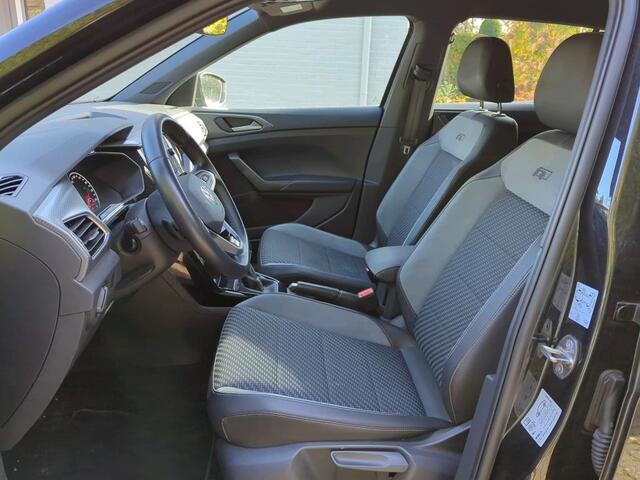 Volkswagen T-Cross 1.0 TSI 110pk DSG R-Line / R-line interieur + exterieur / LED / Climate control / Donker glas / Parkeersensoren voor + achterzijde / 18'' LMV