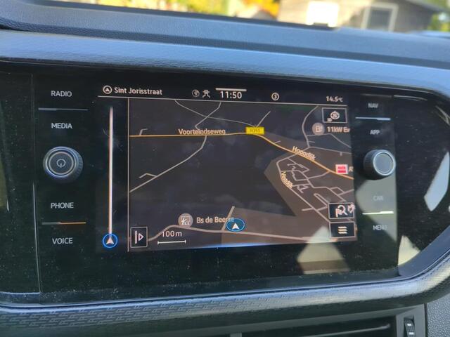 Volkswagen T-Cross 1.0 TSI 110pk DSG R-Line / R-line interieur + exterieur / LED / Climate control / Donker glas / Parkeersensoren voor + achterzijde / 18'' LMV