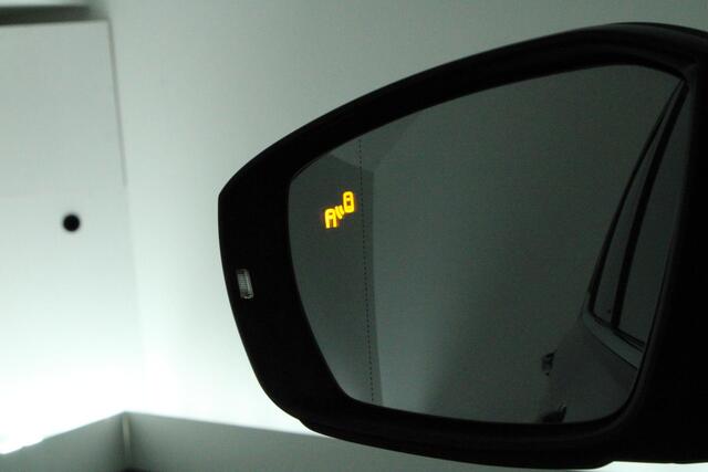 Volkswagen T-Cross 1.0 TSI 116pk DSG 2x R-Line Trekhaak Camera Stoelverwarming Keyless Virtual Cockpit Navigatie