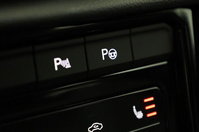 Volkswagen T-Roc R-Line Edition 1.5 TSI 110 kW / 150 pk DSG | IQ Light | Camera | Park Assist | Keyless | 17 inch