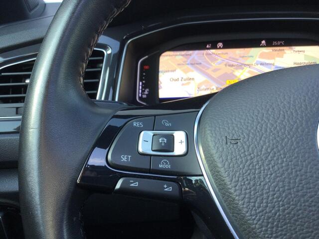 Volkswagen T-Roc 1.5 TSI Sport | Digitaal Dashboard | Trekhaak | Schuifdak | Camera |