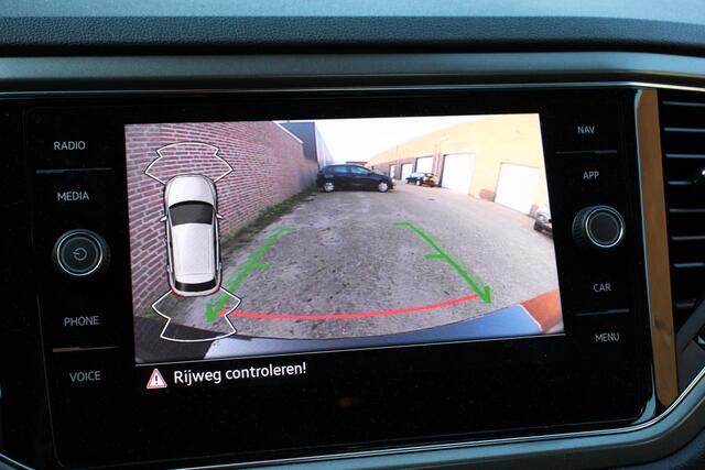 Volkswagen T-Roc 1.5 TSI 150pk Automaat Style | Navigatie | Climate Control | Adaptieve Cruise Control | Electrisch bedienbare achterklep | Camera | Parkeersensoren Voor en Achter | Verwarmbare voorstoelen