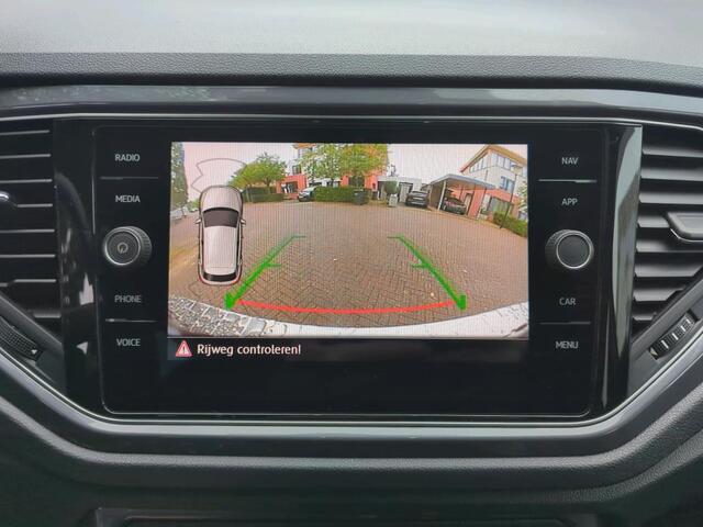 Volkswagen T-Roc 1.5 TSI Sport / Pano / Navigatie / Led / Digitaal dashboard / Camera / Parkeersensoren / Lichtmetaal 18 inch /