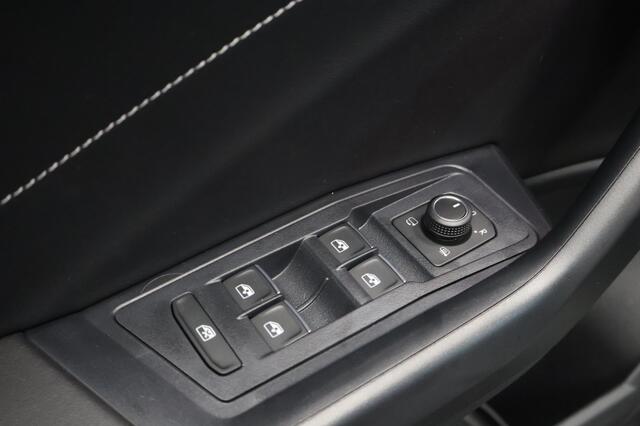 Volkswagen T-Roc 1.5 TSI R-Line Business 150PK DSG | ACC | Matrix LED | Trekhaak