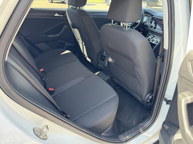 Volkswagen T-Roc 1.0 TSI UNITED 110 pK | CARPLAY | Stoelverwarming | 17" L.M. | Parkeersensoren V+A |