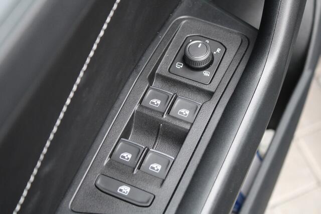 Volkswagen T-Roc 1.5 TSI Life Edition 150pk - ACC - LED - Navi - Stoelverwarming - Blind Spot - Virtual cockpit - Rijklaar