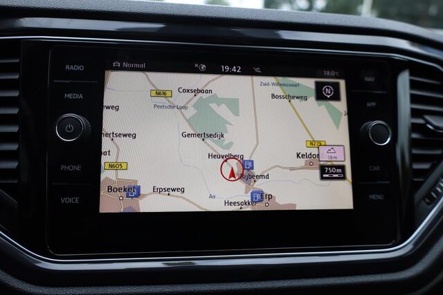 Volkswagen T-Roc 1.5 TSI Sport Business R CARPLAY HALFLEER DIGITAAL-DASH ELEC.ACHTERKLEP/SPIEGELS ADAPTIVE-CRUISE DAB CLIMA 2XPDC 18''LMV