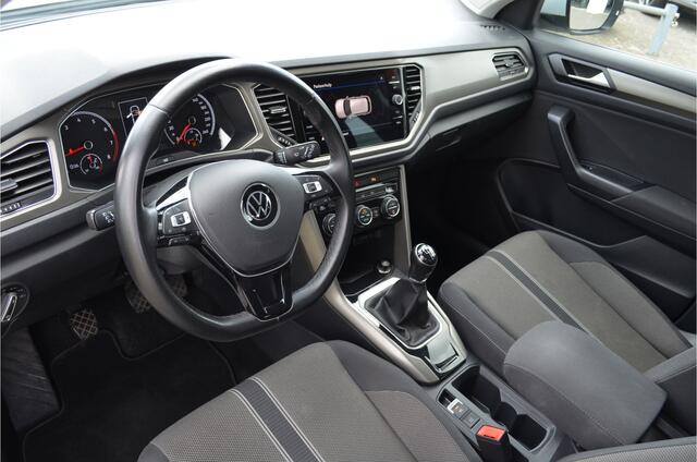 Volkswagen T-Roc 1.5 TSI Business Carplay | Adaptive Cruise | a.Camera | Trekhaak | Climate | Navi | Elektr achterklep | Metallic lak