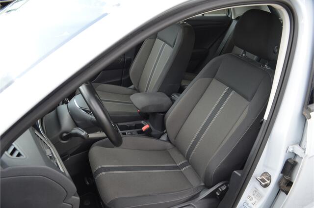 Volkswagen T-Roc 1.5 TSI Business Carplay | Adaptive Cruise | a.Camera | Trekhaak | Climate | Navi | Elektr achterklep | Metallic lak