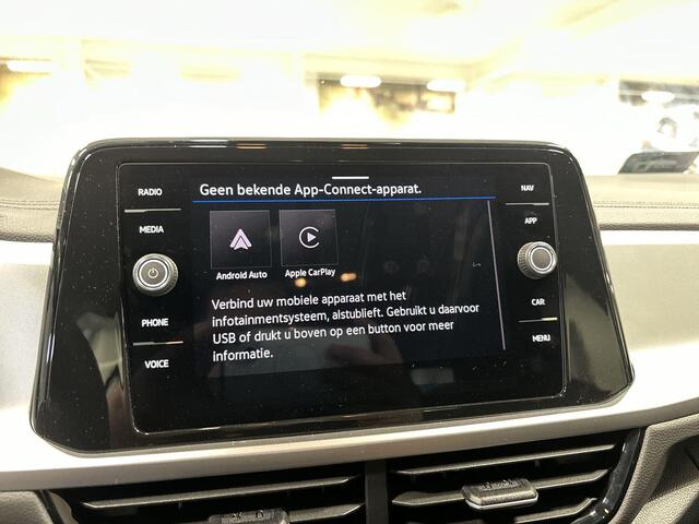 Volkswagen T-Roc 1.5 TSI 150pk DSG Life Edition · Apple/Android Car Play · Camera · Keyless · Navigatie · P-Sensoren · Park Assist · 17'' Inch · Garantie t/m Februari 2027