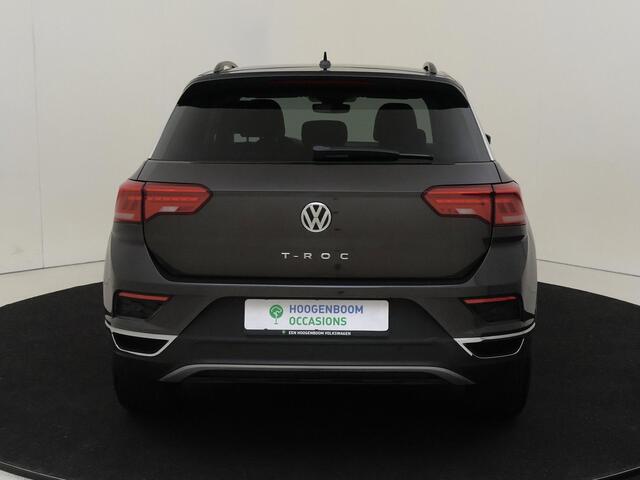 Volkswagen T-Roc 1.5 TSI Style | Navigatie | Parkeerassistent | Adaptieve cruise control | CarPlay | Elektrisch inklapbare buitenspiegels | Parkeersensoren |